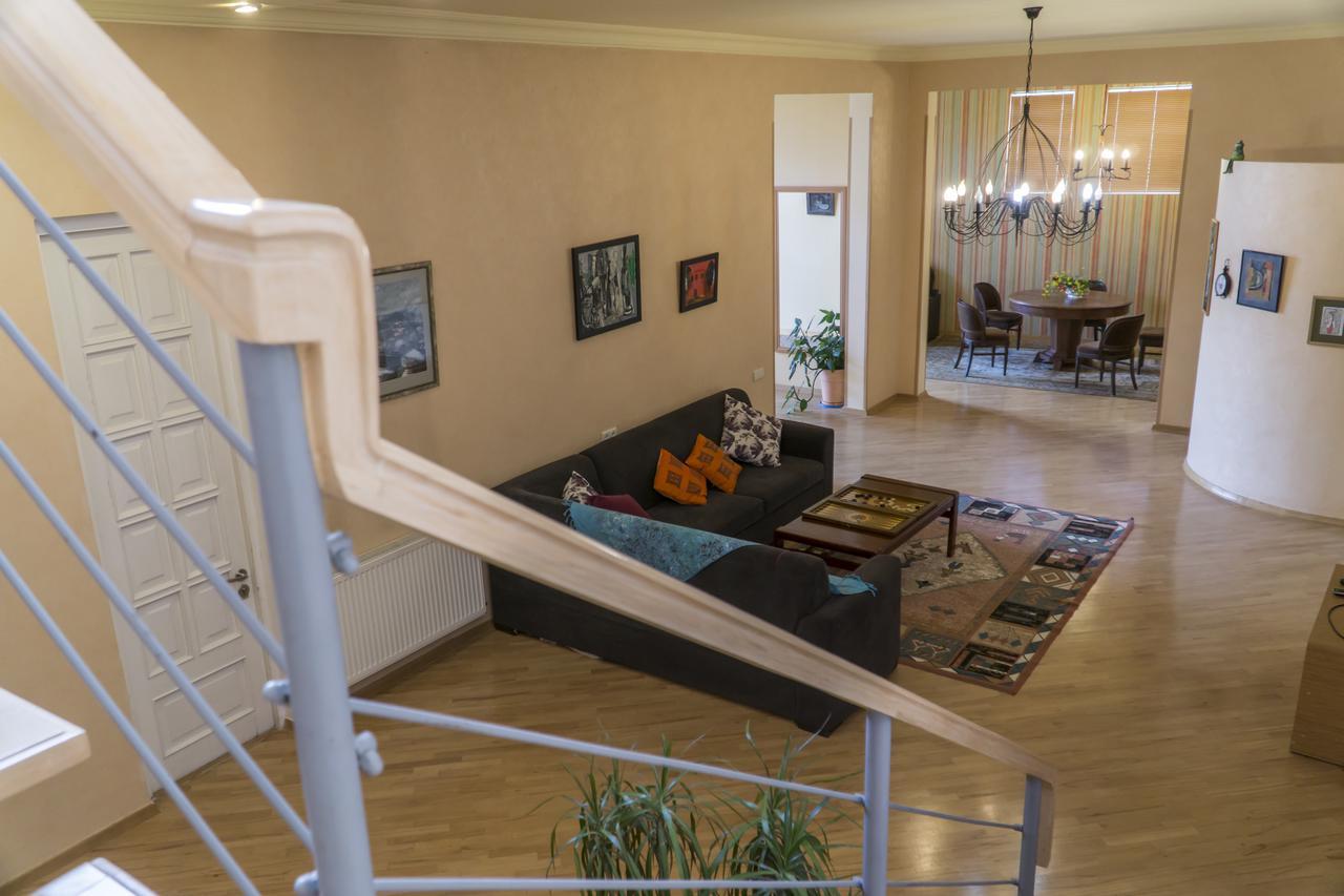 4BD Appartaments with cozy garden Tbilisi Zewnętrze zdjęcie
