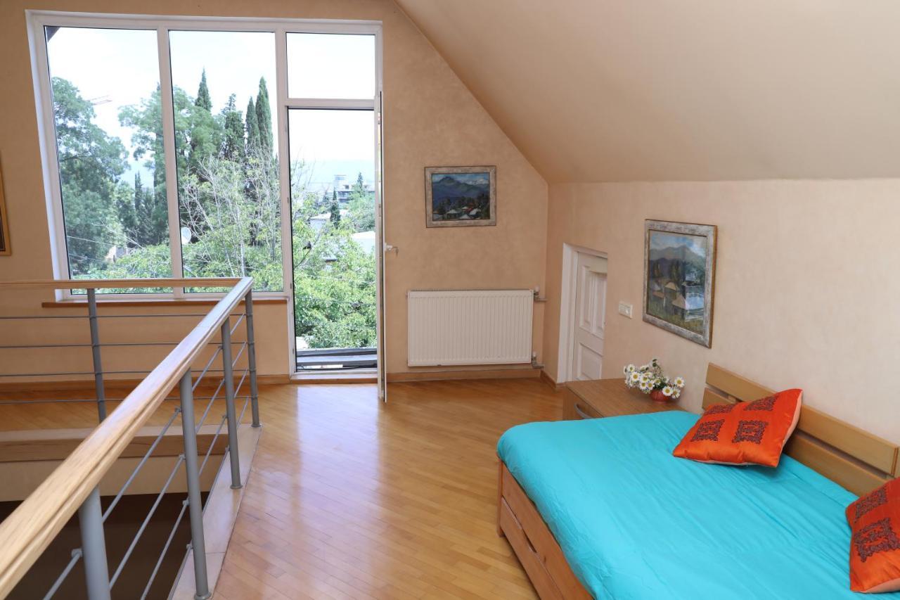 4BD Appartaments with cozy garden Tbilisi Zewnętrze zdjęcie
