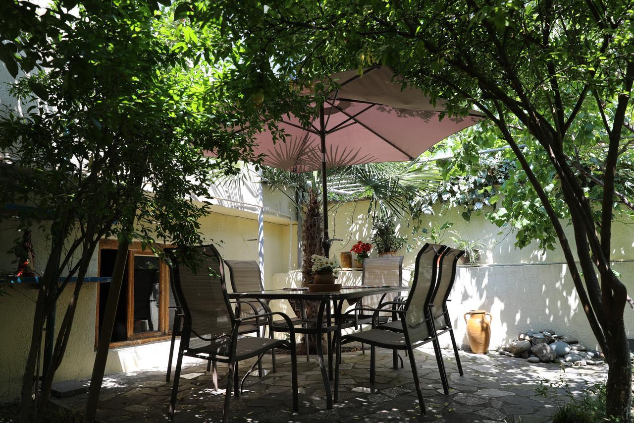 4BD Appartaments with cozy garden Tbilisi Zewnętrze zdjęcie
